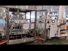 Máquina automática de embalaje de cartón de alta velocidad recoge botellas en una caja de cartón